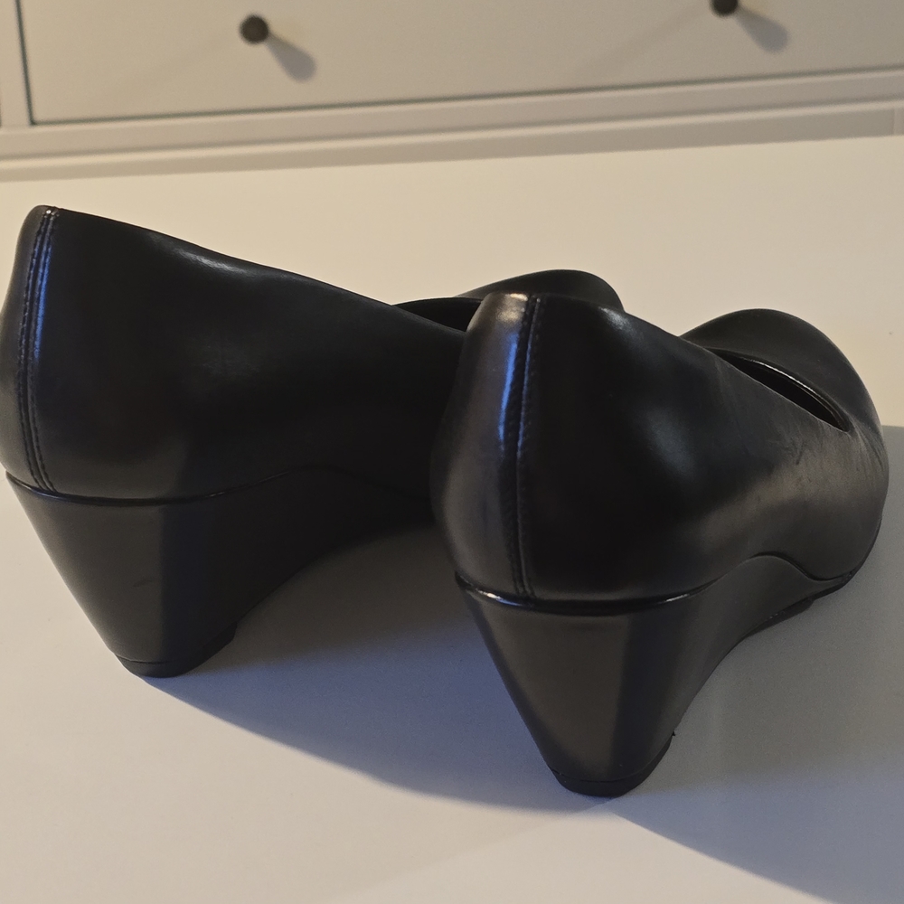 Clarks Black Wedge Leather Pump Size 8.5 - Picture 2 of 7